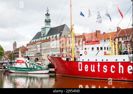 Emden (Ostfriesland, Deutschland): Hafen mit Rettungskreuzer und feuerschiff; Hafen mit SAR-Schiff und Feuerschiff Stockfoto