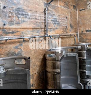 Die Alternative zu den üblichen Bierfässern, die im Pub Rose and Crown in der historischen Stadt Ludlow in Urinalschalen von Gents umgewandelt wurden Stockfoto