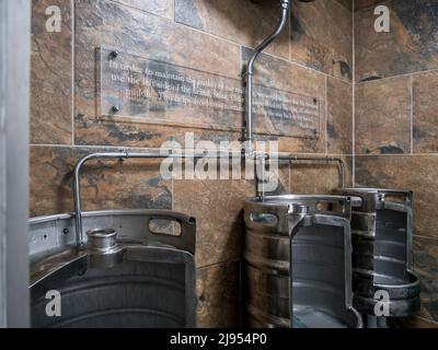 Die Alternative zu den üblichen Bierfässern, die im Pub Rose and Crown in der historischen Stadt Ludlow in Urinalschalen von Gents umgewandelt wurden Stockfoto