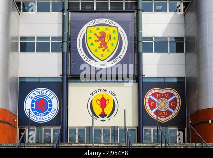 Glasgow, Großbritannien. 20.. Mai 2022. Hampden Park, das Nationalstadion des schottischen Fußballs, bereitet sich auf das Finale des Scottish Cup 2022 am 21. Mai zwischen dem Rangers FC und dem Heart of Midlothian vor, indem er am Vordereingang Clubabhänger aufgehängt hat. Das letzte Mal, dass die Rangers den Scottish Cup gewannen, war im Jahr 2009 und Hearts gewann ihn zuletzt im Jahr 2012. Die beiden Mannschaften trafen sich zuletzt am 14. Mai 2022 in Ibrox, als die Rangers 3 - 1 gewannen. Kredit: Findlay/Alamy Live Nachrichten Stockfoto