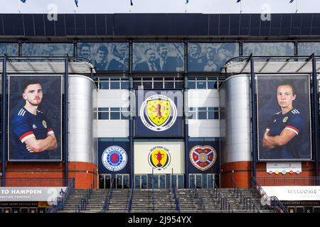 Glasgow, Großbritannien. 20.. Mai 2022. Hampden Park, das Nationalstadion des schottischen Fußballs, bereitet sich auf das Finale des Scottish Cup 2022 am 21. Mai zwischen dem Rangers FC und dem Heart of Midlothian vor, indem er am Vordereingang Clubabhänger aufgehängt hat. Das letzte Mal, dass die Rangers den Scottish Cup gewannen, war im Jahr 2009 und Hearts gewann ihn zuletzt im Jahr 2012. Die beiden Mannschaften trafen sich zuletzt am 14. Mai 2022 in Ibrox, als die Rangers 3 - 1 gewannen. Kredit: Findlay/Alamy Live Nachrichten Stockfoto