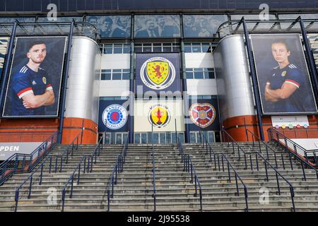 Glasgow, Großbritannien. 20.. Mai 2022. Hampden Park, das Nationalstadion des schottischen Fußballs, bereitet sich auf das Finale des Scottish Cup 2022 am 21. Mai zwischen dem Rangers FC und dem Heart of Midlothian vor, indem er am Vordereingang Clubabhänger aufgehängt hat. Das letzte Mal, dass die Rangers den Scottish Cup gewannen, war im Jahr 2009 und Hearts gewann ihn zuletzt im Jahr 2012. Die beiden Mannschaften trafen sich zuletzt am 14. Mai 2022 in Ibrox, als die Rangers 3 - 1 gewannen. Kredit: Findlay/Alamy Live Nachrichten Stockfoto