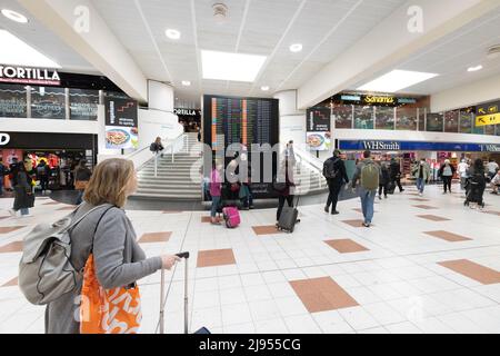 Südterminal des Flughafens Gatwick; Innenraum der Abflughalle, Fluggäste am Abflugbrett, Flughafen Gatwick, Großbritannien Stockfoto