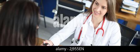 Ärztin misst den Blutdruck eines Patienten. Stockfoto