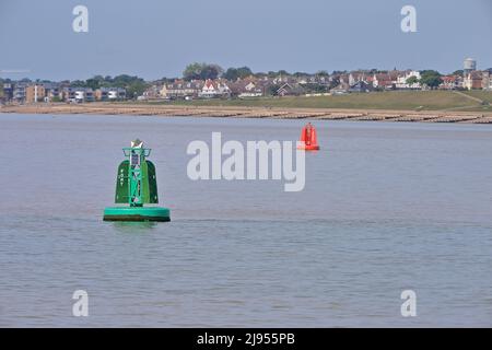 Deep Channel Markierungen, die die tiefe Kanalroute in Harwich Haven und den Hafen von Felixstowe markieren. Stockfoto