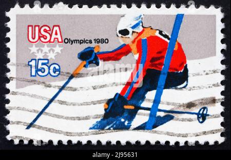 VEREINIGTE STAATEN von AMERIKA - UM 1980: Eine in den USA gedruckte Marke zeigt Abfahrtsski, Olympische Winterspiele 13., Lake Placid, New York, USA, circa Stockfoto