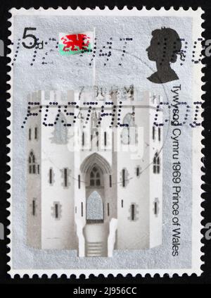 GROSSBRITANNIEN - UM 1969: Eine in Großbritannien gedruckte Briefmarke zeigt King’s Gate, Caernarvon Castle, Wales, um 1969 Stockfoto