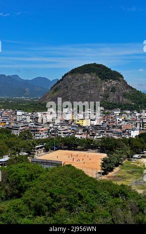 Berg, Favela und Fußballplatz, Rio de Janeiro Stockfoto