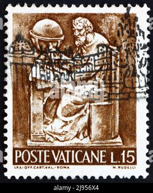 VATIKAN - UM 1966: Eine im Vatikan gedruckte Briefmarke zeigt Papst Paul VI., Kartograph, Bas-Relief von Mario Rudelli vom Stuhl in der Privatunterkunft des Papstes Stockfoto