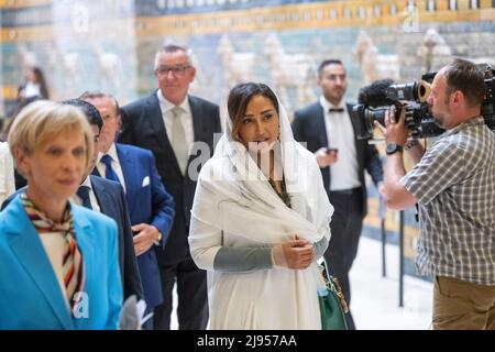 Berlin, Deutschland. 20.. Mai 2022. Die saudische Prinzessin Lamia bint Madschid Al Saud (M) besucht das Museum für Islamische Kunst im Pergamon Museum. Das Museum für Islamische Kunst Berlin wird von einer Stiftung aus Saudi-Arabien unterstützt, um die Kunst und Architektur islamischer Kulturen zu vermitteln. Quelle: Monika Skolimowska/dpa/Alamy Live News Stockfoto