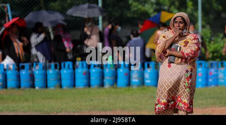 Sri Lanka. 20.. Mai 2022. In Colombo warten Menschen darauf, Flaschen mit Flüssiggas zu kaufen. Quelle: Pacific Press Media Production Corp./Alamy Live News Stockfoto