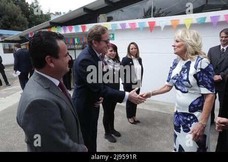 Quito, Ecuador. 19.. Mai 2022. Die US-First Lady Jill Biden, rechts, wird bei der Ankunft begrüßt, um das San Francisco de Quito Child Development Center am 19. Mai 2022 in Quito, Ecuador, zu besuchen. Biden ist die erste Station einer sechstägigen Tour in Lateinamerika. Quelle: Bolívar Parra/Presidencia de la Republica del Ecuador/Alamy Live News Stockfoto