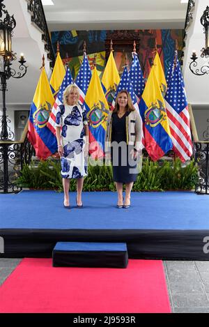 Quito, Ecuador. 19.. Mai 2022. US First Lady Jill Biden, posiert mit Ecuador First Lady Maria Lourdes Alcivar, rechts, im Carondelet Palace, 19. Mai 2022 in Quito, Ecuador. Biden ist die erste Station einer sechstägigen Tour in Lateinamerika. Quelle: Bolivar Parra/Presidencia de la Republica del Ecuador/Alamy Live News Stockfoto