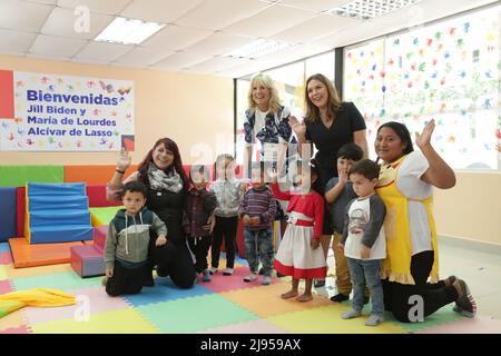 Quito, Ecuador. 19.. Mai 2022. US First Lady Jill Biden, Zentrum und Ecuador First Lady Maria Lourdes Alcivar, posiert mit Lehrern und Kindern im Kindergarten im San Francisco de Quito Child Development Center, 19. Mai 2022 in Quito, Ecuador. Biden ist die erste Station einer sechstägigen Tour in Lateinamerika. Quelle: Bolivar Parra/Presidencia de la Republica del Ecuador/Alamy Live News Stockfoto