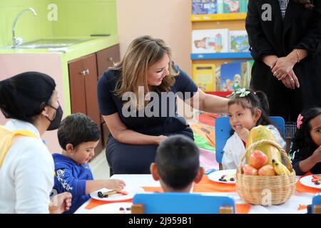 Quito, Ecuador. 19.. Mai 2022. Ecuador First Lady Maria Lourdes Alcivar, begleitet Kinder bei Aktivitäten mit der US First Lady Jill Biden, im San Francisco de Quito Child Development Center, 19. Mai 2022 in Quito, Ecuador. Biden ist die erste Station einer sechstägigen Tour in Lateinamerika. Quelle: Carlos Silva/Presidencia de la Republica del Ecuador/Alamy Live News Stockfoto