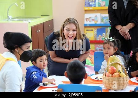 Quito, Ecuador. 19.. Mai 2022. Ecuador First Lady Maria Lourdes Alcivar, begleitet Kinder bei Aktivitäten mit der US First Lady Jill Biden, im San Francisco de Quito Child Development Center, 19. Mai 2022 in Quito, Ecuador. Biden ist die erste Station einer sechstägigen Tour in Lateinamerika. Quelle: Carlos Silva/Presidencia de la Republica del Ecuador/Alamy Live News Stockfoto