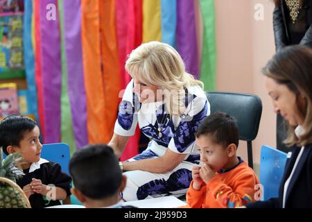 Quito, Ecuador. 19.. Mai 2022. Die US-amerikanische First Lady Jill Biden, Zentrum, begleitet Kinder bei Aktivitäten im San Francisco de Quito Child Development Center, 19. Mai 2022 in Quito, Ecuador. Biden ist die erste Station einer sechstägigen Tour in Lateinamerika. Quelle: Bolívar Parra/Presidencia de la Republica del Ecuador/Alamy Live News Stockfoto