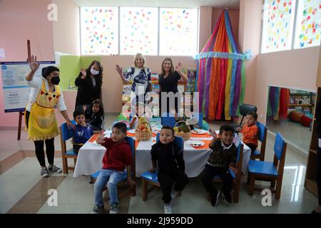 Quito, Ecuador. 19.. Mai 2022. US First Lady Jill Biden, Zentrum und Ecuador First Lady Maria Lourdes Alcivar, rechts, winkt Kindern im San Francisco de Quito Child Development Center, 19. Mai 2022 in Quito, Ecuador. Biden ist die erste Station einer sechstägigen Tour in Lateinamerika. Quelle: Bolívar Parra/Presidencia de la Republica del Ecuador/Alamy Live News Stockfoto