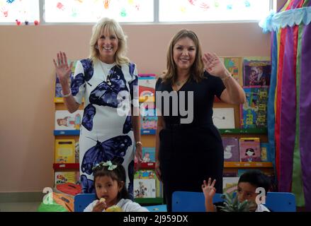 Quito, Ecuador. 19.. Mai 2022. US First Lady Jill Biden, Zentrum und Ecuador First Lady Maria Lourdes Alcivar, rechts, winkt Kindern im San Francisco de Quito Child Development Center, 19. Mai 2022 in Quito, Ecuador. Biden ist die erste Station einer sechstägigen Tour in Lateinamerika. Quelle: Carlos Silva/Presidencia de la Republica del Ecuador/Alamy Live News Stockfoto