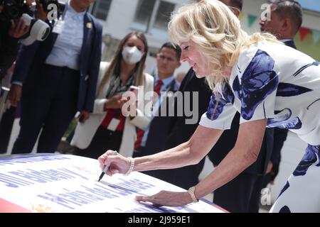 Quito, Ecuador. 19.. Mai 2022. Die US-First Lady Jill Biden signiert bei der Ankunft ein Schild, um das San Francisco de Quito Child Development Center zu besichtigen, 19. Mai 2022 in Quito, Ecuador. Biden ist die erste Station einer sechstägigen Tour in Lateinamerika. Quelle: Bolívar Parra/Presidencia de la Republica del Ecuador/Alamy Live News Stockfoto