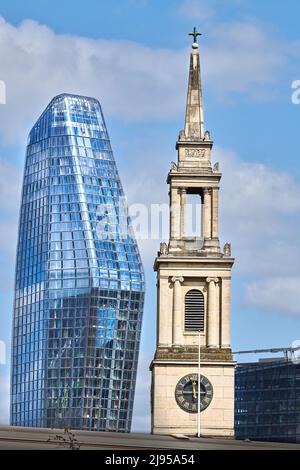 Die alte Kirche (Kirchturm der evangelistischen Kirche St. John gegenüber der Waterloo Station) und die neuen (Luxus-Apartments an einem Blackfriars-Turm), London, England. Stockfoto