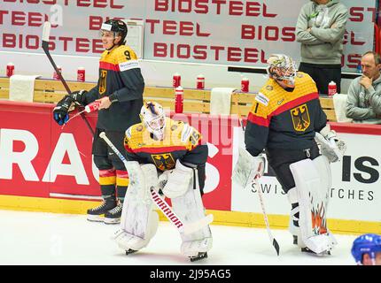 Helsinki, Finnland. 20.. Mai 2022. Leon Gawanke Nr.9 von Deutschland Andreas Jenike Nr. 1 von Deutschland Mathias Niederberger Nr. 35 Torwart von Deutschland beim Aufwärmen im Spiel DEUTSCHLAND - ITALIEN der IIHF EISHOCKEY WELTMEISTERSCHAFT Gruppe B in Helsinki, Finnland, 20. Mai 2022, Staffel 2021/2022 © Peter Schatz / Alamy Live News Credit: Peter Schatz/Alamy Live News Stockfoto