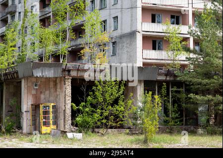 Prypiat, Ukraine. 19.. Mai 2022. Aufgrund der Katastrophe im Kernkraftwerk Tschernobyl verlassene Gebäude in Prypiat. Kredit: SOPA Images Limited/Alamy Live Nachrichten Stockfoto