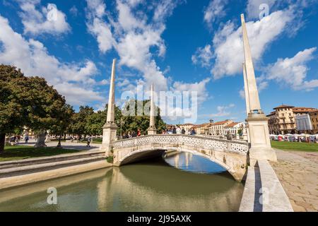 Padua, berühmter Platz genannt Prato della Valle, einer der größten in Europa. Venetien, Italien. Ovales Quadrat mit 78 Statuen, 4 Brücken und einer Insel. Stockfoto