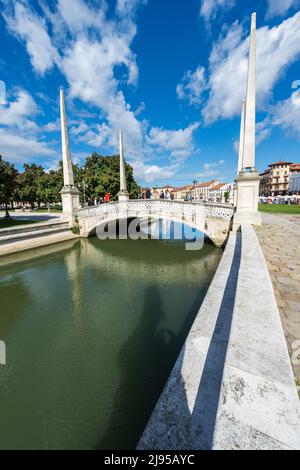 Padua, berühmter Platz genannt Prato della Valle, einer der größten in Europa. Venetien, Italien. Ovales Quadrat mit 78 Statuen, 4 Brücken und einer Insel. Stockfoto