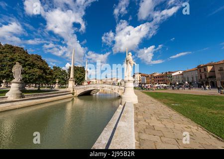 Padua, berühmter Platz genannt Prato della Valle, einer der größten in Europa. Venetien, Italien. Ovales Quadrat mit 78 Statuen, 4 Brücken und einer Insel. Stockfoto