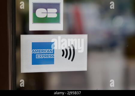 Bordeaux , Aquitaine Frankreich - 05 08 2022 : CB contact less Visa Electron Pay contactless payment sign Text and Brand Logo of Shop accepted credit car Stockfoto