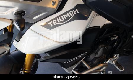 Bordeaux , Aquitaine Frankreich - 05 08 2022 : Triumph Tiger Motorrad Detail-Schild Text und Markenlogo auf Tank auf Trail Motorrad Stockfoto