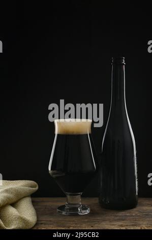 Flasche ein Glas Craft Dark Stout Beer mit Schokoladengeschmack Stockfoto