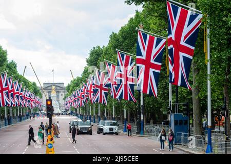 London, Großbritannien. 20 Mai 2022. Im Vorfeld der Feierlichkeiten zum Platin-Jubiläum der Königin säumen Unionsflaggen die Mall, um Königin Elizabeth II. Zu würdigen, dass sie 70 Jahre lang Dienst verdienst. Das Platinum Jubilee Central Weekend findet vom 2.. Bis 5.. Juni mit Veranstaltungen in der Hauptstadt und in ganz Großbritannien statt. Kredit: Stephen Chung / Alamy Live Nachrichten Stockfoto