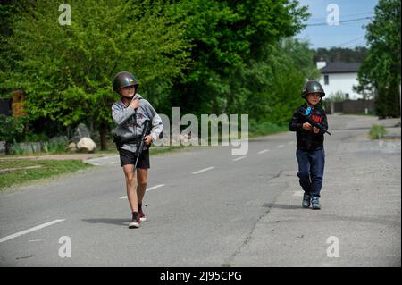 Stojanka, Ukraine. 19.. Mai 2022. Ukrainische Kinder spielen im Dorf Stojanka, Region Kiew, auf Patrouillen gegen die territoriale Verteidigung. (Foto: Sergei Chuzavkov/SOPA Images/Sipa USA) Quelle: SIPA USA/Alamy Live News Stockfoto