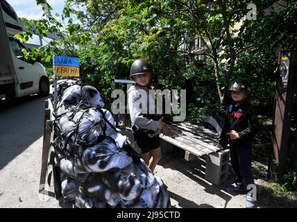 Stojanka, Ukraine. 19.. Mai 2022. Ukrainische Kinder spielen im Dorf Stojanka, Region Kiew, auf Patrouillen gegen die territoriale Verteidigung. (Foto: Sergei Chuzavkov/SOPA Images/Sipa USA) Quelle: SIPA USA/Alamy Live News Stockfoto