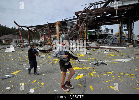 Stojanka, Ukraine. 19.. Mai 2022. Ukrainische Kinder spielen im Dorf Stojanka, Region Kiew, auf Patrouillen gegen die territoriale Verteidigung. (Foto: Sergei Chuzavkov/SOPA Images/Sipa USA) Quelle: SIPA USA/Alamy Live News Stockfoto