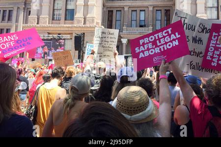 Austin Texas USA, 14 2022. Mai: Demonstranten demonstrieren vor dem Texas Capitol gegen weitere Einschränkungen des Rechts einer Frau, einen Abort eines ungeborenen Kindes zu wählen. Ein Enthüllung eines Entwurfs eines Urteils des Obersten Gerichtshofs der Vereinigten Staaten, der Roe v. Wade umkiste, hat Befürchtungen ausgelöst, dass das verfassungsmäßige Recht von Frauen auf Abtreibung beendet werden könnte. ©Bob Daemmrich Stockfoto