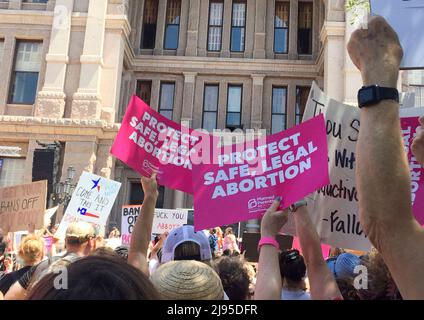 Austin Texas USA, 14 2022. Mai: Demonstranten demonstrieren vor dem Texas Capitol gegen weitere Einschränkungen des Rechts einer Frau, einen Abort eines ungeborenen Kindes zu wählen. Ein Enthüllung eines Entwurfs eines Urteils des Obersten Gerichtshofs der Vereinigten Staaten, der Roe v. Wade umkiste, hat Befürchtungen ausgelöst, dass das verfassungsmäßige Recht von Frauen auf Abtreibung beendet werden könnte. ©Bob Daemmrich Stockfoto