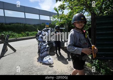 Stojanka, Ukraine. 19.. Mai 2022. Ukrainische Kinder spielen im Dorf Stojanka, Region Kiew, auf Patrouillen gegen die territoriale Verteidigung. (Bild: © Sergei Chuzavkov/SOPA Images via ZUMA Press Wire) Bild: ZUMA Press, Inc./Alamy Live News Stockfoto