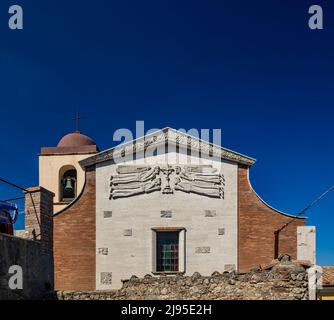 Das kleine Dorf Tolfa, in Latium. Die Kirche von Sant'Egidio Abatec mit ihrem Glockenturm. Die Fassade in weißem Travertin, mit den Figuren von Engeln Stockfoto