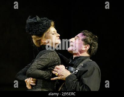 The Woing : Lisa Stevenson (Lady Anne), Henry Goodman (Richard III) in RICHARD III von Shakespeare in der Royal Shakespeare Company (RSC), Royal Shakespeare Theatre, Stratford-upon-Avon 23/07/2003 Design: Anthony Lamble Beleuchtung: Tim Mitchell Kämpfe: Terry King Regie: Sean Holmes Stockfoto