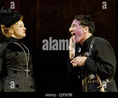 The Woing : Lisa Stevenson (Lady Anne), Henry Goodman (Richard III) in RICHARD III von Shakespeare in der Royal Shakespeare Company (RSC), Royal Shakespeare Theatre, Stratford-upon-Avon 23/07/2003 Design: Anthony Lamble Beleuchtung: Tim Mitchell Kämpfe: Terry King Regie: Sean Holmes Stockfoto