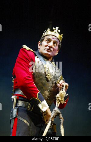 Henry Goodman (Richard III) in RICHARD III von Shakespeare an der Royal Shakespeare Company (RSC), Royal Shakespeare Theatre, Stratford-upon-Avon 23/07/2003 Design: Anthony Lamble Beleuchtung: Tim Mitchell Kämpfe: Terry King Regie: Sean Holmes Stockfoto