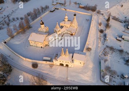 Über dem alten Ferapontov Kloster am Dezemberabend. Region Wologda, Russland Stockfoto