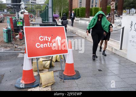 Am 4.. Mai 2022 werden auf der Baustelle des Hauptbahnhofs HS2 in der Curzon Street in Birmingham, Großbritannien, die Arbeiten fortgesetzt. Der Masterplan Curzon Street umfasst ein 141 Hektar großes Sanierungsgebiet, das sich auf den Bahnhof Curzon Street HS2 im Stadtzentrum von Birmingham konzentriert, und rund 700 Millionen Investitionen in die Umgebung einschließlich neuer Häuser und kommerzieller Entwicklungen umfasst. High Speed 2 ist eine teilweise geplante Hochgeschwindigkeitsbahn im Vereinigten Königreich, deren erste Phase sich in den frühen Bauphasen befindet, die zweite Phase muss noch vollständig genehmigt werden, die dritte ist sub Stockfoto