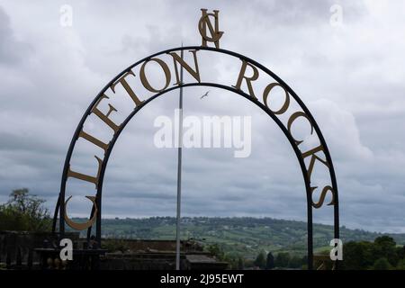 Altes Schild für die Clifton Rocks Railway am 6.. Mai 2022 in Bristol, Großbritannien. Die Clifton Rocks Railway war eine unterirdische Standseilbahn, die Clifton oben mit Hotwells und Bristol Harbour am Fuße der Avon Gorge in einem Tunnel verband, der durch die Kalksteinfelsen durchtrennt wurde. Stockfoto