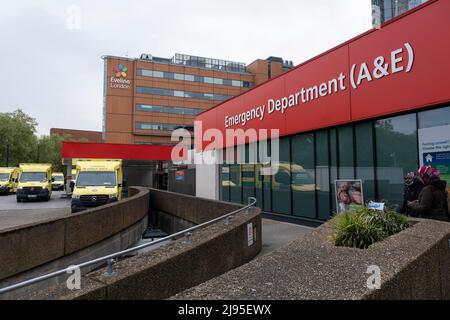 Krankenwagen stehen am 28.. April 2022 in London, Großbritannien, vor der Unfall- und Notaufnahme- oder A&E-Abteilung des St. Thomas Hospital in der Warteschlange. Das St. Thomas Hospital ist ein großes NHS-Lehrkrankenhaus im Zentrum von London, England. Es ist eine der Institutionen, aus denen die Kings Health Partners, ein akademisches Gesundheitswissenschaftliches Zentrum, bestehen. Stockfoto