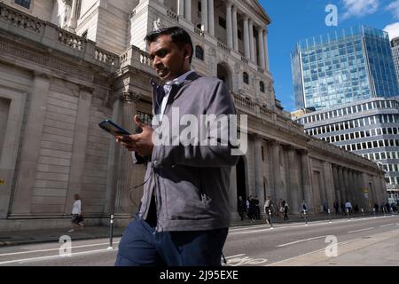 Die Bank of England geht am 16.. Mai 2022 in London, Großbritannien, in die City of London. Die City of London ist eine Stadt, ein zeremonieller Bezirk und ein kommunales Regierungsviertel, das das Hauptgeschäftsviertel CBD von London enthält. Die City of London wird allgemein einfach als die City bezeichnet, die umgangssprachlich auch als Square Mile bekannt ist. Stockfoto