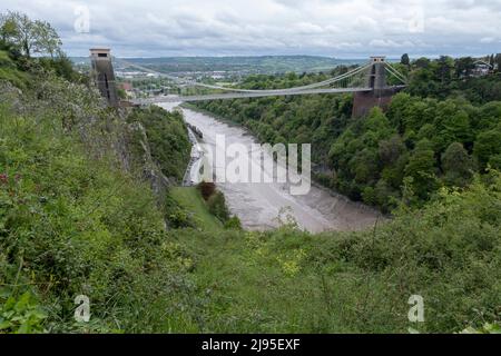 Clifton Suspension Bridge am 6.. Mai 2022 in Bristol, Großbritannien. Die Clifton Suspension Bridge ist eine Hängebrücke, die die Avon Gorge und den Fluss Avon überspannt und Clifton in Bristol mit Leigh Woods in North Somerset verbindet. Es wurde von Isambard Kingdom Brunel entworfen und ist ein denkmalgeschütztes Gebäude, das Teil der Straße B3129 ist. Stockfoto